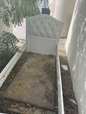 سرير مستعمل استعمال بسيط