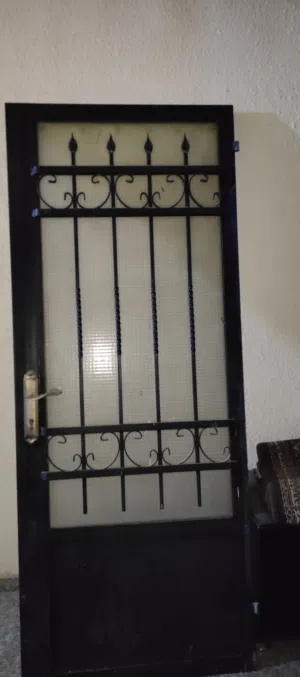 باب حديد لبرندة داخلي... وبنفع خارجي
