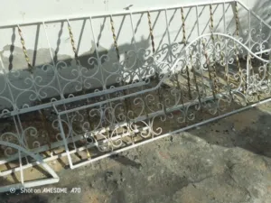 للبيع باب حديد  برنده  و دربزين  طول  3 متر ارتفاع 75 وع وجود قطع آخره