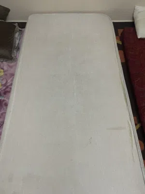 فراش سرير فردي عندي قطعتين وطاوله تلفاز