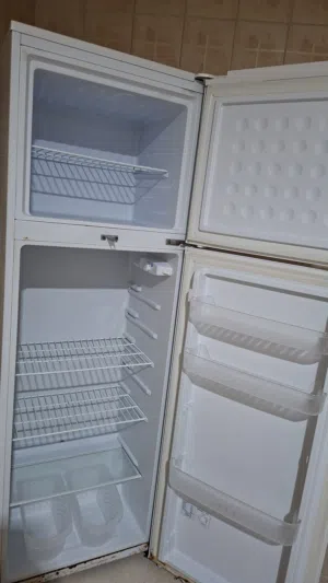 ثلاجة للبيع
