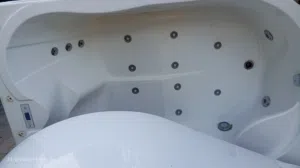 جاكوزي حوض استحمام مزود بنظام تدليك مائي (Whirlpool).المادة: مصنوع من الأكريليك المقاوم للكسر وتغير
