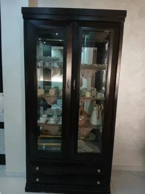 فضيه مدهونه بالون بني  غامق خشب زان و بحالة ممتازة جدا للبيع