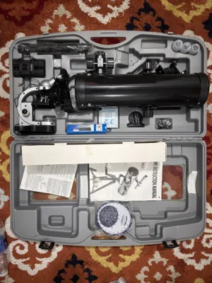 للبيع   طقم علوم متكامل تلسكوب + ميكروسكوب + منظار مع الشنطة الأصلية.