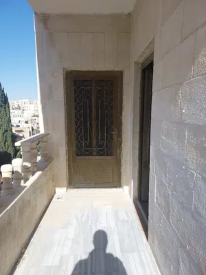 شقة طابقية مميزة للايجار