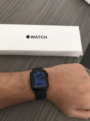 Apple Watch SE 3 size M/L 40 mm في حالاة ممتازه excellent condition