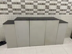 ستاندات بيضاء خشبية مع سطح سيراميك ماربل