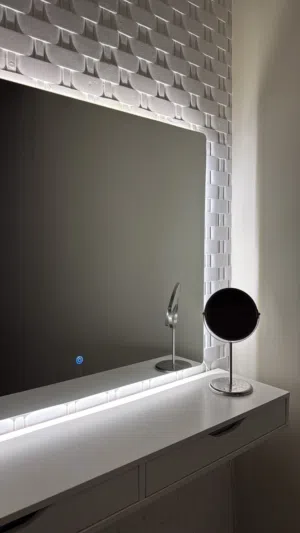 رف مع مرايا