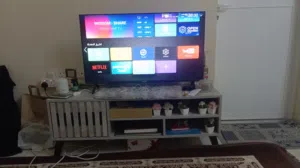 السلام عليكم ورحمه الله وبركاته شاشه مع الطاوله تبعاها للبيع نظيف جداً