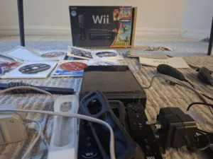 للبيع جهاز Nintendo Wii بحالة ممتازة جداً ونظيف (شرط الفحص والتشغيل). النسخة نادرة ومكتملة بكافة أغر