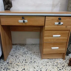 ميز مكتبي مع تلفزيون