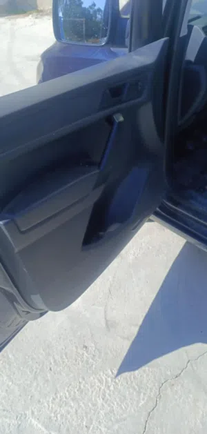 كادي موديل 2016 السيارة بدها شوية كماليات  وعلا الفحص السيارة بالرخصة 6+1فيها ترخيص ل شهر 3