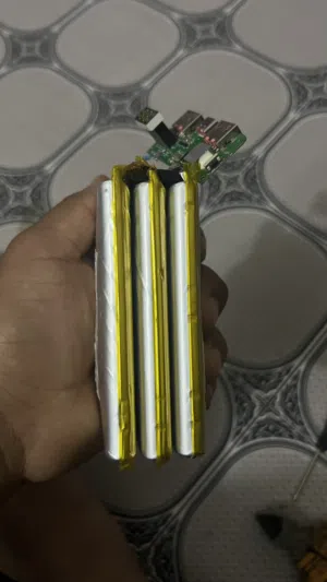 مطلوب بطاريات مثل يلي بصوره بسعه 30000مللي أمبير