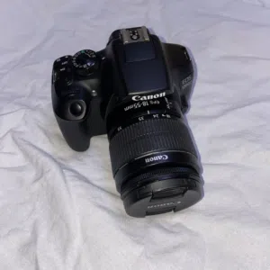 كاميرا كانون 1300D نظيفة جدًا مع جميع ملحقاتها ومع ستاند للتصوير