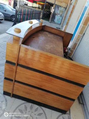 طاوله كاونتر خشب بحاله ممتازه للبيع موجوده ب عجلون