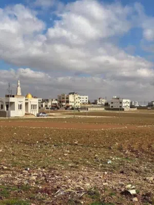 طريق المطار مقابل جامعة الإسراء الطنيب العيادات السكه الغربي