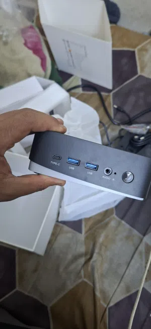 كمبيوتر مكتبي ميني شبه جديد كرتون موجود وكل شيء موجود ماااستخدم انفتح فقط لم يتحمل اي شيء