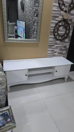 طاولة تلفزيون