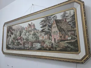 للبيع لوحة نسيجية تراثية بإطار ذهبي فاخر . For sale: a traditional tapestry painting with a luxuriou