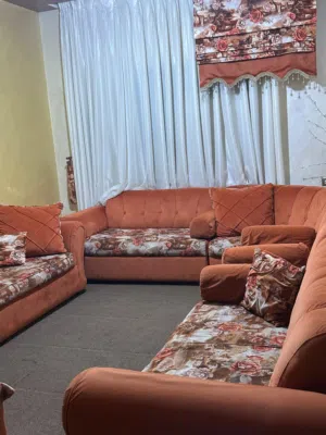 طقم كورنر مقاس 3.50\2.60 مع مقعد لفسيت مترين بحالة جيدة جدا خشب تفصيل من أجود أنواع الخشب/خشب سماكة