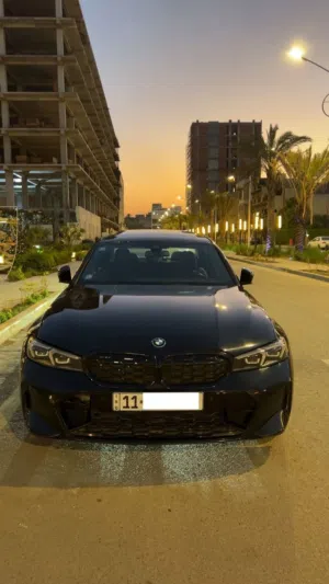 BMW 330 2023 السيارة بلگن (بانزين هايبرد كهرباء ) اسود
