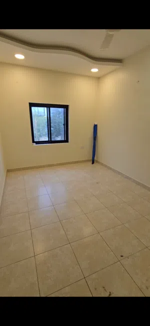 شقة جديدة مطلة على شارع