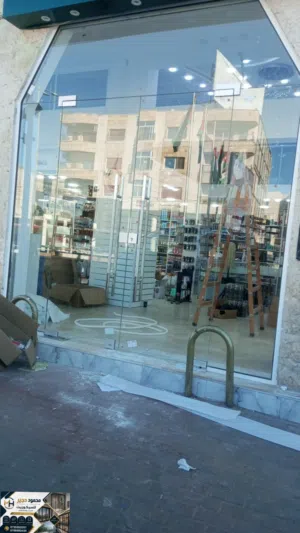 واجهات سيكوريت زجاج محلات  أبواب سيكوريت.. "جاهزون للتركيب الفوري والصيانة الطارئة لواجهات المحلات "