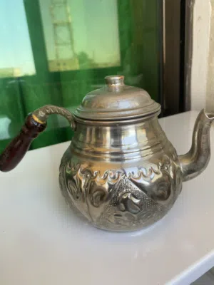 ابريق تراثي يرجح من النحاس الاحمر مطلي