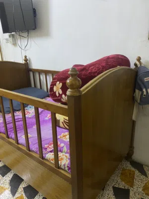 سرير طفل مستعمل نظيف