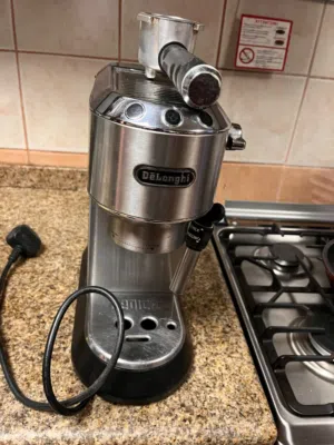 ماكينة قهوة كابتشينو و اسبريسو Delonghi في حاله ممتازه. Delonghi coffee machine great condition