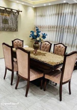 طاولة سفرة 6 كراسي استعمال خفيف بحالة ممتازة كراسي منجدين وإنارة داخلية