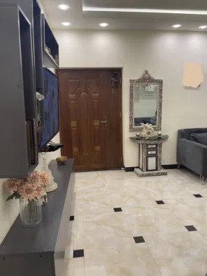 شقه محدثه بورسلين وديكورات نضيفه جدا في كمب ساره شقق الضباط مقابل المركز الصحي وقرب السوق