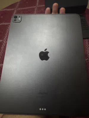 ايباد برو M4 استعمل خفيف جدا شبه جديد مع (الكيبورد و القلم ليس الاصلي ولاكن جودة ممتازة)