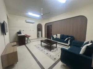 شقه مفروشه بالعذيبة غرفه وصاله وحمام ومطبخ