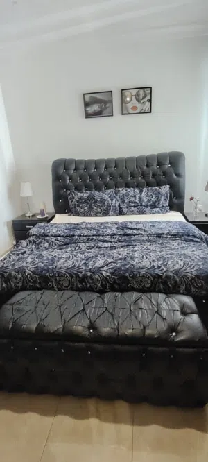 غرفة نوم كاملة لون اسود king size تفصيل خشب لاتيه 18