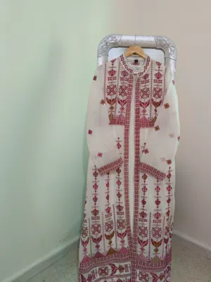 ملابس للبيع مطرزات وقفاطين