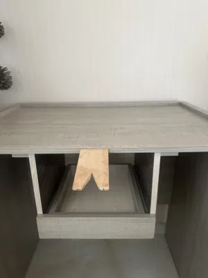 طاولة خشبية