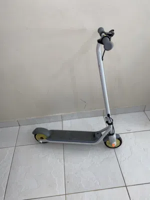 للبيع اسكوتر كهربائي ممتاز كالجديد ماركة ninebot