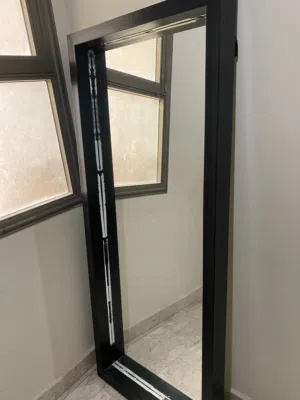 برواز زجاج @كرسى حديقه