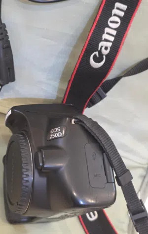 كاميرا كانون D250