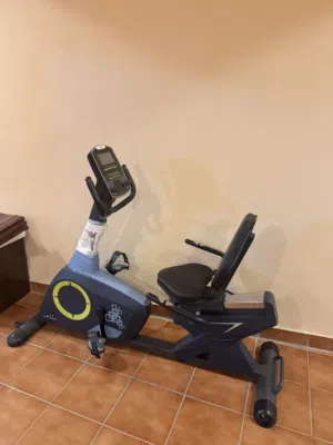 دراجة رياضية (Recumbent Bike) – جديدة بالكامل