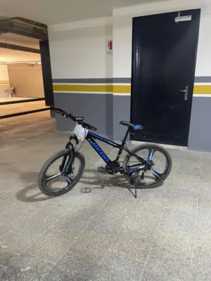 دراجة دراجة هوائية بحالة ممتازة لون اسود وازرق مع اضاءة أمامية وخلفية وزمور