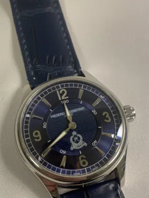 ساعة فريدريك كونستانت سمارت خاصة بشعار شرطة عمان السلطانية.