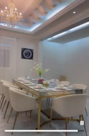 طاولة طعام مع بوفيه