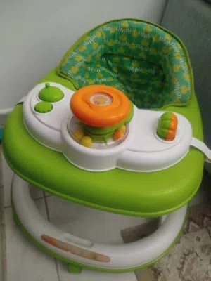 مشاية أطفال بحالة ممتازة جداً للبيع في الشارقة  Baby Walker