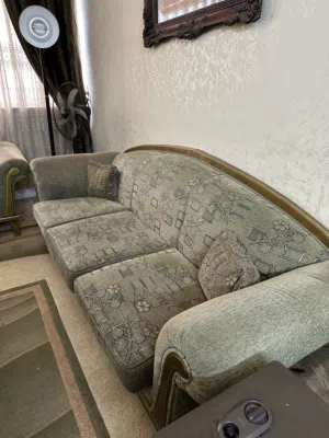 غرفة جلوس مع طاولة زجاج للبيع