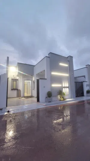 فيلا للبيع فاخرة من طابق وملحق في زويته