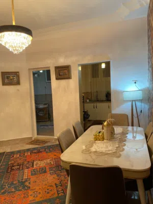 شقة في زاوية الدهماني بجانب مدرسة الحكيمي