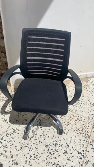 كرسي مكتبي نظيف ولاعيب
