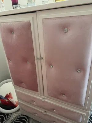سرير مع كبت